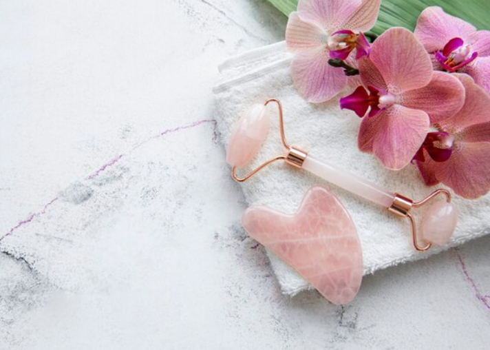 Gua Sha et roller en quartz rose